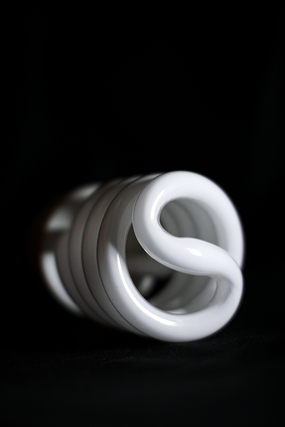 白色螺旋白炽灯泡图片